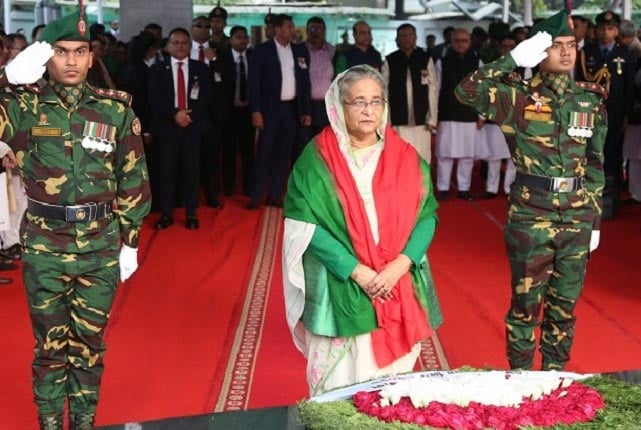 বঙ্গবন্ধুর প্রতিকৃতিতে প্রধানমন্ত্রীর শ্রদ্ধা 