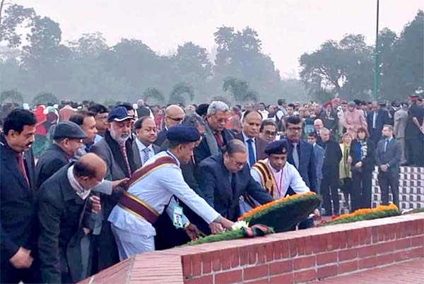 জাতীয় স্মৃতিসৌধে প্রধান বিচারপতির শ্রদ্ধা 