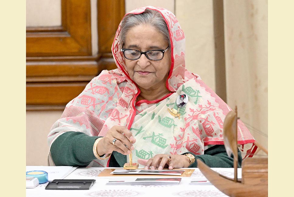 বিজয় দিবস উপলক্ষে স্মারক ডাকটিকিট অবমুক্ত করলেন প্রধানমন্ত্রী

