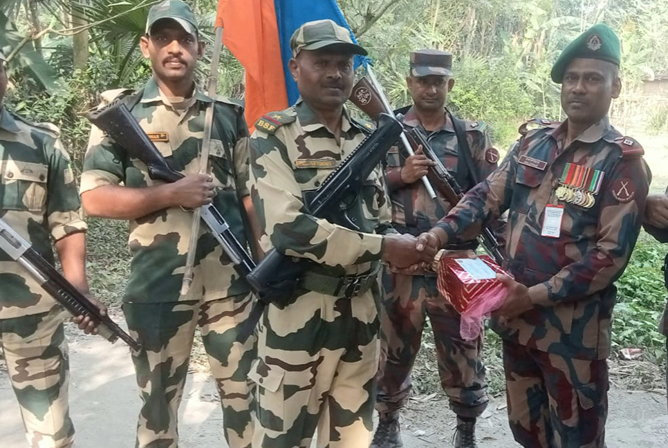 বিজয় দিবসে জয়পুরহাটে বিএসএফকে মিষ্টি উপহার দিল বিজিবি