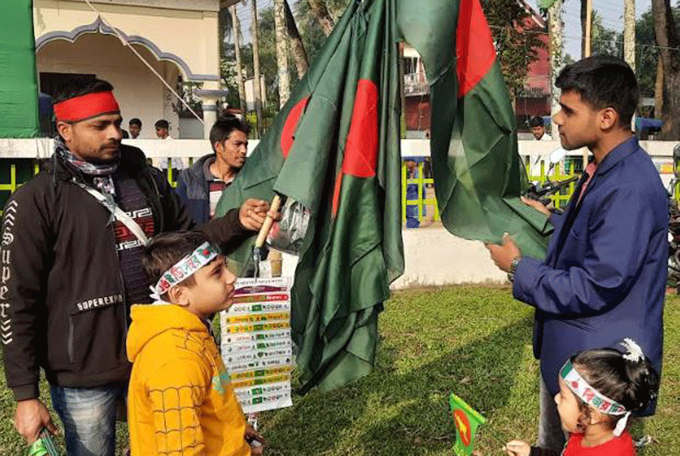 ফেরিওয়ালা ওমর আলীর ২৫ হাজার টাকার পতাকা বিক্রি