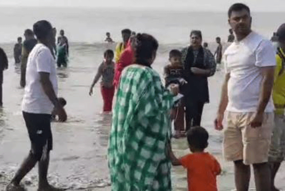 বিজয় দিবসে কুয়াকাটায় পর্যটকদের ভিড়