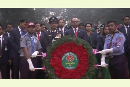 টাঙ্গাইলে শহীদ স্মৃতিস্তম্ভে পুষ্পস্তবক অর্পণ