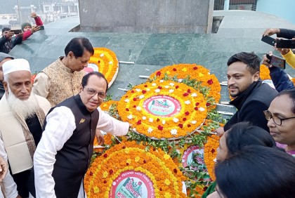মাগুরায় শহীদ বেদীতে পুষ্পস্তবক অর্পণ করলেন সাকিব আল হাসান 