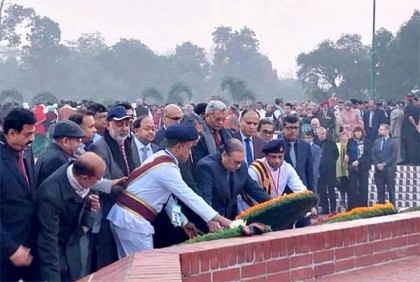জাতীয় স্মৃতিসৌধে প্রধান বিচারপতির শ্রদ্ধা 