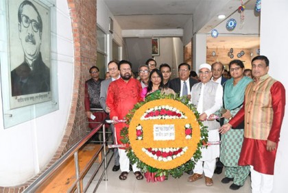 বঙ্গবন্ধুর প্রতিকৃতিতে জাতীয় প্রেসক্লাবের শ্রদ্ধা নিবেদন

