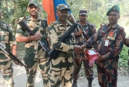বিজয় দিবসে জয়পুরহাটে বিএসএফকে মিষ্টি উপহার দিল বিজিবি