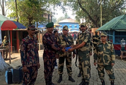 হিলি সীমান্তে বিএসএফ-বিজিবি মিষ্টি বিনিময়

