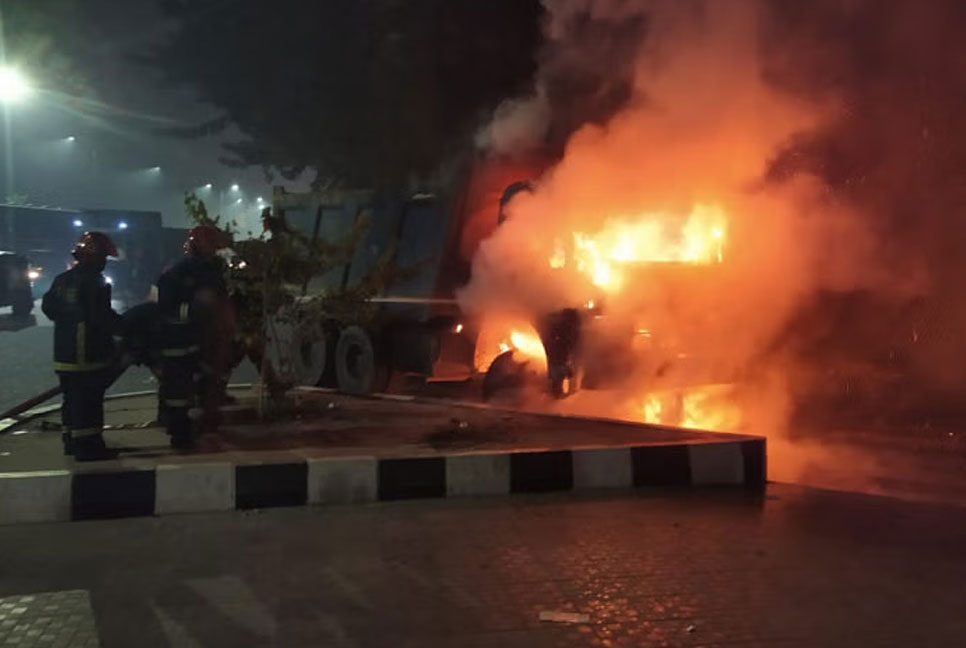 আগারগাঁওয়ে মোটরসাইকেল টেনে নিয়ে গেল ময়লাবাহী ট্রাক