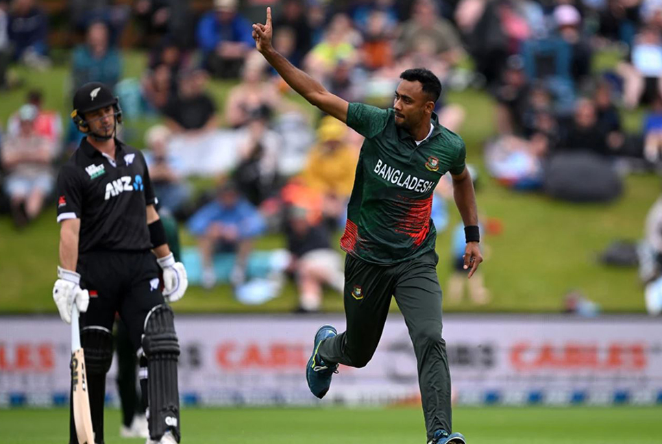 বারবার বৃষ্টির বাধা, খেলা বন্ধ