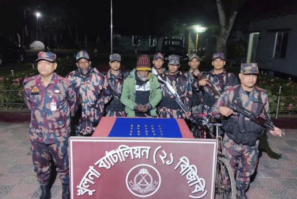 পুটখালী সীমান্তে ২ কোটি টাকার স্বর্ণের বারসহ পাচারকারী আটক