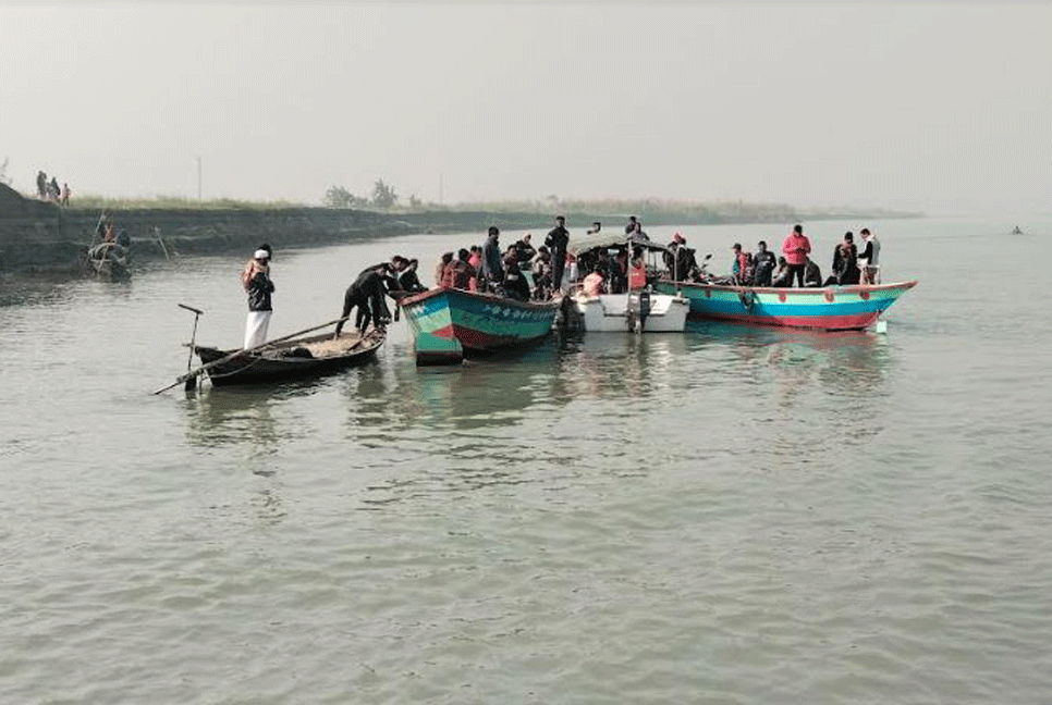 মুন্সিগঞ্জ বাল্কহেডের ধাক্কায় ট্রলারডুবি; এখনও নিখোঁজ দুই