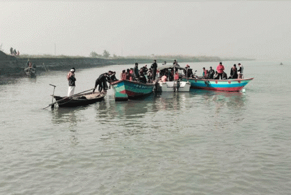 মুন্সিগঞ্জ বাল্কহেডের ধাক্কায় ট্রলারডুবি; এখনও নিখোঁজ দুই