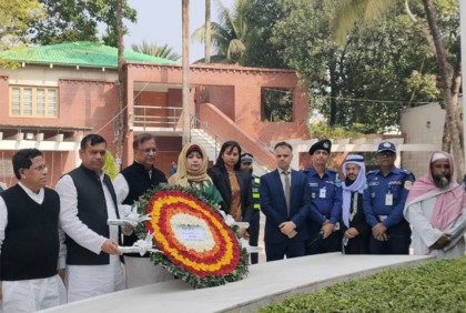 বঙ্গবন্ধুর সমাধিতে সংস্কৃতি প্রতিমন্ত্রীর শ্রদ্ধা