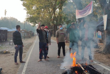 সাজেকে পর্যটকবাহী গাড়িতে গুলি