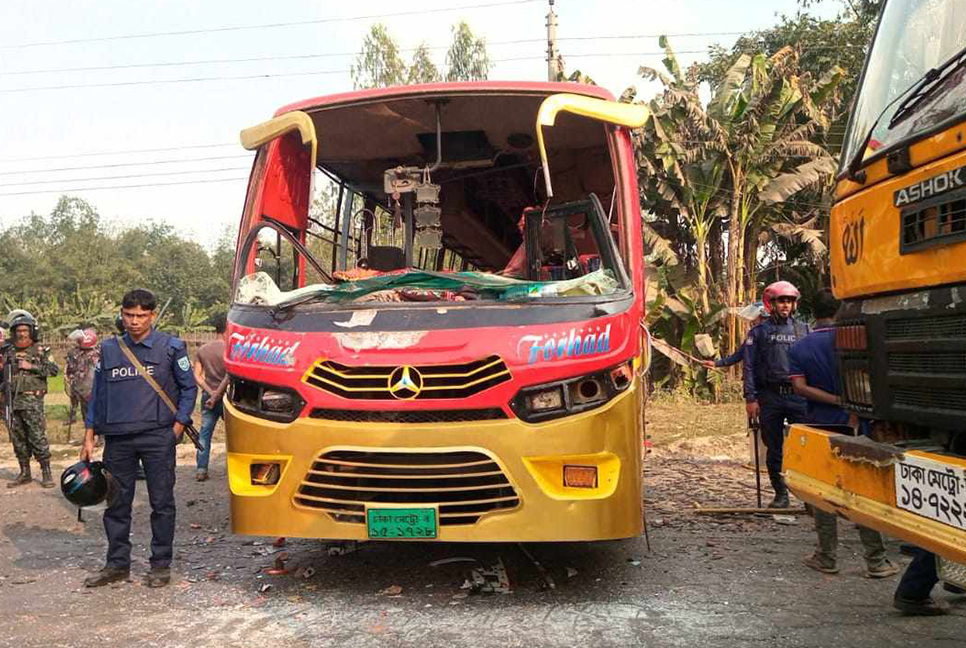 হরতালে গাইবান্ধায় ৫ বাস-ট্রাক ভাঙচুর