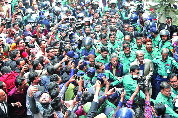 জেলগেটে জিজ্ঞাসাবাদের নির্দেশ ফখরুল খসরুকে