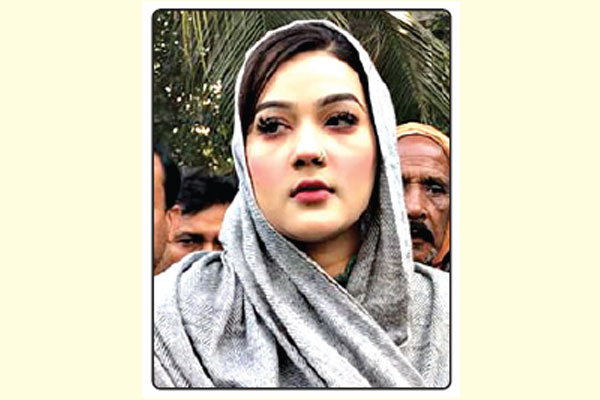 ট্রাকে উঠলেন চিত্রনায়িকা মাহি