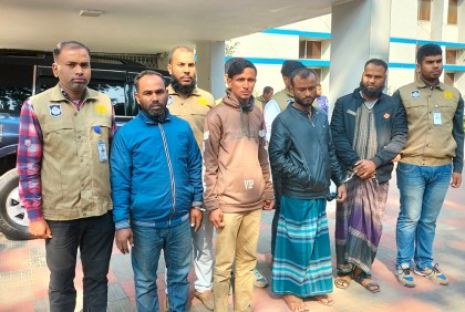 চালককে অজ্ঞান করে অটোরিকশা ছিনতাই চক্রের পাঁচ সদস্য গ্রেফতার