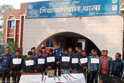 দেশীয় অস্ত্র-পিকআপসহ ৮ ডাকাত আটক