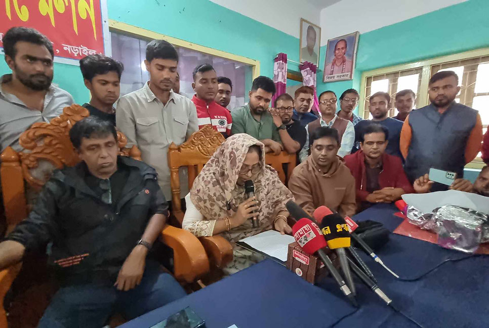 নৌকার প্রার্থী স্বামীকে সমর্থন জানিয়ে নির্বাচন থেকে সরে দাঁড়ালেন স্ত্রী