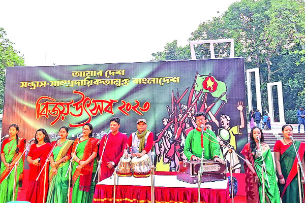 শহীদ মিনারে বিজয় উৎসব