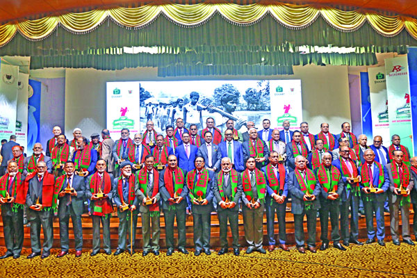 বীর সেনানীদের বিরল সম্মাননা
