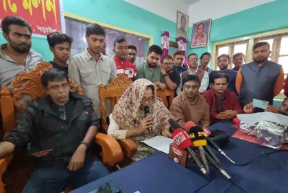 নৌকার প্রার্থী স্বামীকে সমর্থন জানিয়ে নির্বাচন থেকে সরে দাঁড়ালেন স্ত্রী