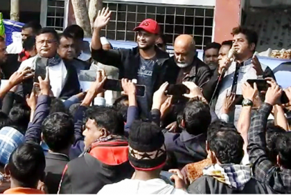 মাগুরায় বিভিন্ন স্থানে নির্বাচনি পথসভা করলেন সাকিব