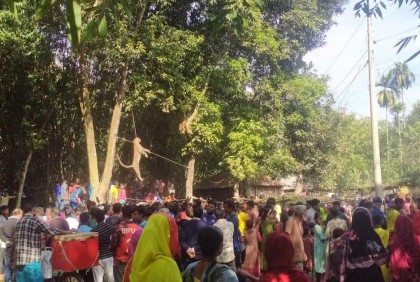 চিতা বাঘকে পিটিয়ে মেরে গাছে ঝুলিয়ে রাখলো এলাকাবাসী

