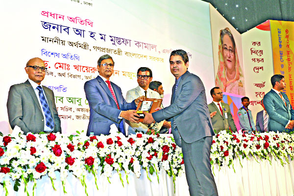সেরা করদাতার সম্মাননা পেল ইস্ট ওয়েস্ট মিডিয়া গ্রুপ