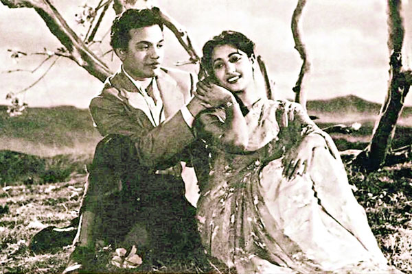 উত্তম কুমার গলায় পরলেন শ্মশানের মালা