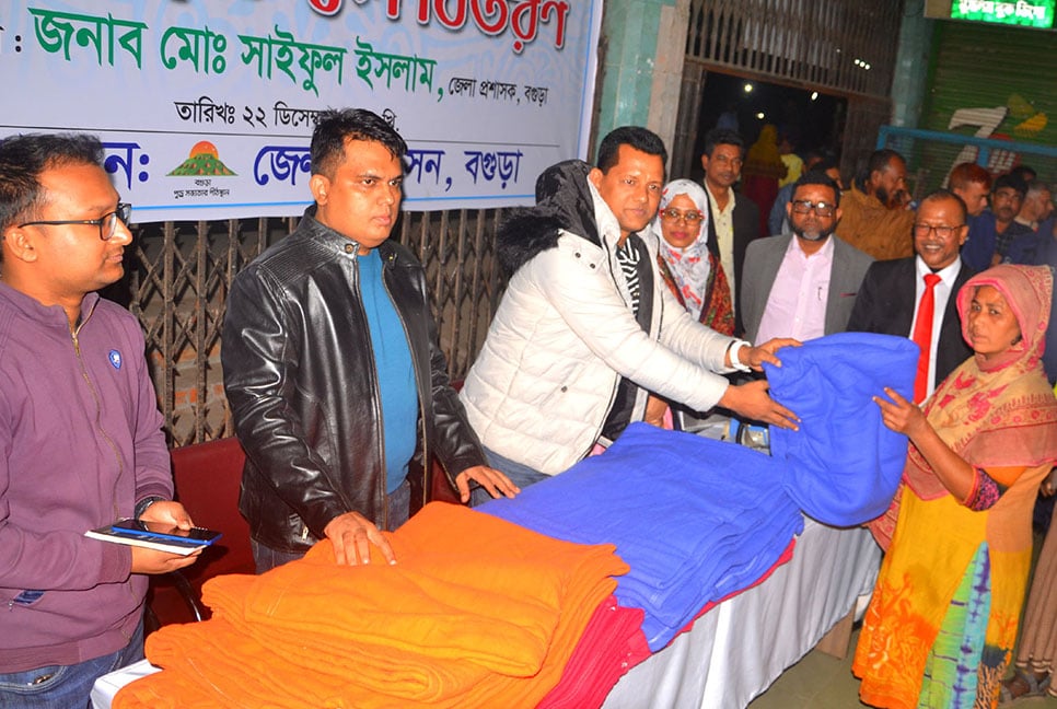 বগুড়ায় শীতার্তদের মাঝে শীতবস্ত্র বিতরণ