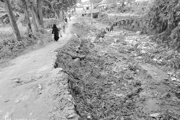 অপরিকল্পিত খাল খননে ভাঙছে রাস্তা