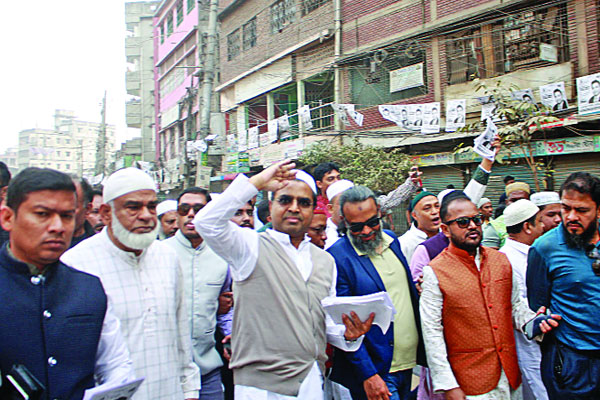 ছুটির দিনে জমজমাট প্রচারণা