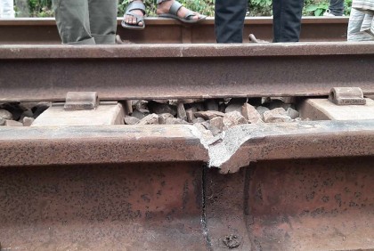 নাটোরে রেললাইনে ফাটল, ট্রেন চলাচলে ধীরগতি 