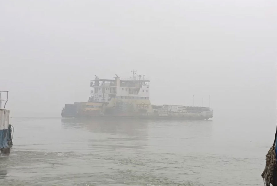 কুয়াশায় দৌলতদিয়া-পাটুরিয়া রুটে ফেরি চলাচল বন্ধ