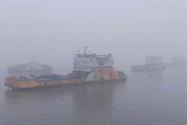 ঘন কুয়াশার কারণে পাটুরিয়া-দৌলতদিয়া নৌরুটে ফেরি চলাচল বন্ধ