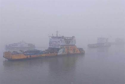 ঘন কুয়াশার কারণে পাটুরিয়া-দৌলতদিয়া নৌরুটে ফেরি চলাচল বন্ধ