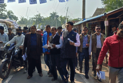 মোরেলগঞ্জে স্বতন্ত্র প্রার্থীর লিফলেট বিতরণ