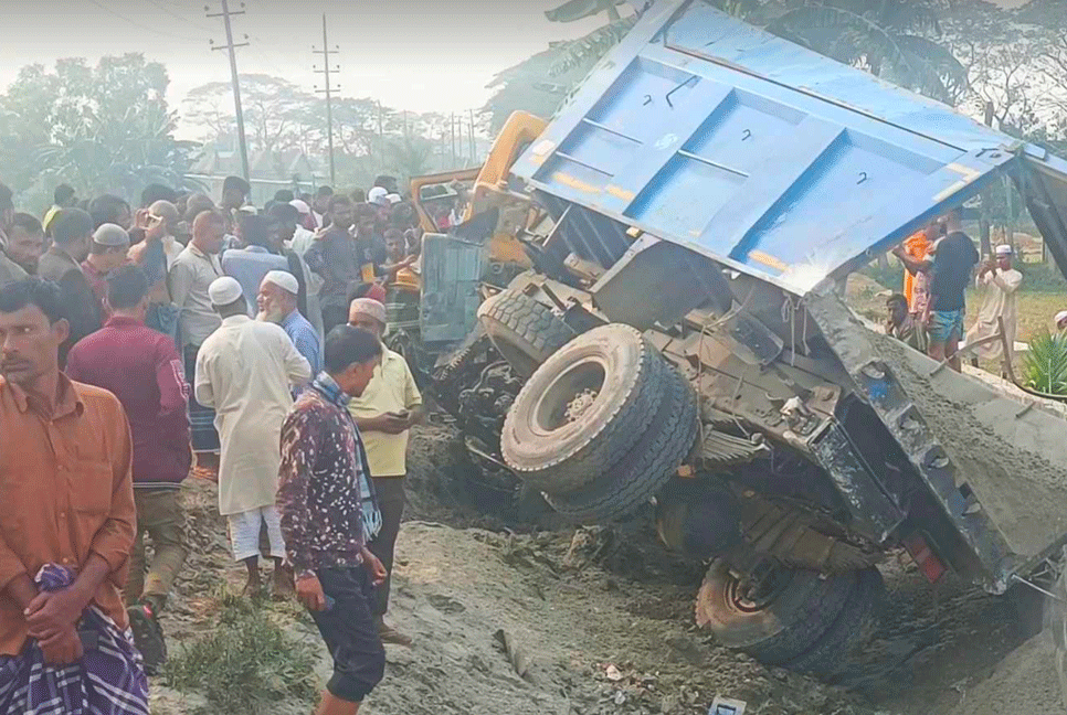 ময়মনসিংহে রেলক্রসিংয়ে ট্রাকে ট্রেনের ধাক্কায় নিহত ৪ 