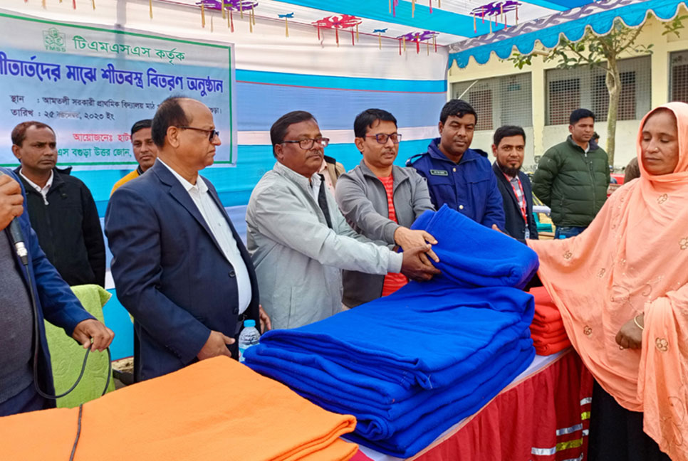 বগুড়ায় শীতবস্ত্র বিতরণ