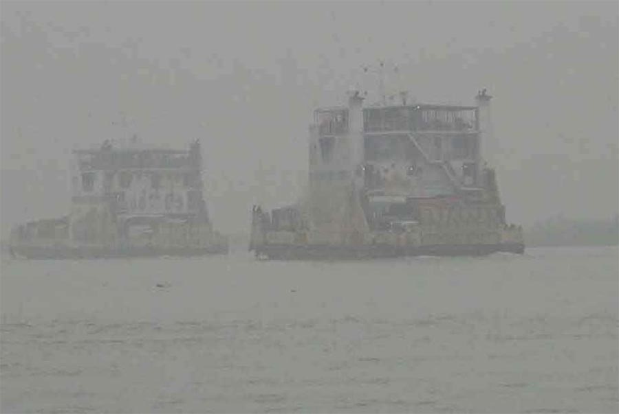 ঘন কুয়াশায় দৌলতদিয়া-পাটুরিয়ায় ফেরি বন্ধ
