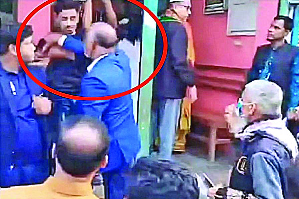 সাংবাদিকদের ওপর ফের হামলা, ছিনিয়ে নেওয়া হলো ক্যামেরা
