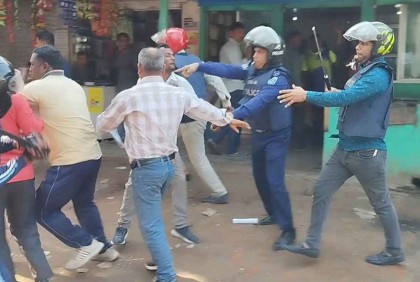 বিএনপির লিফলেট 
বিতরণের সময় পুলিশের লাঠিচার্জ