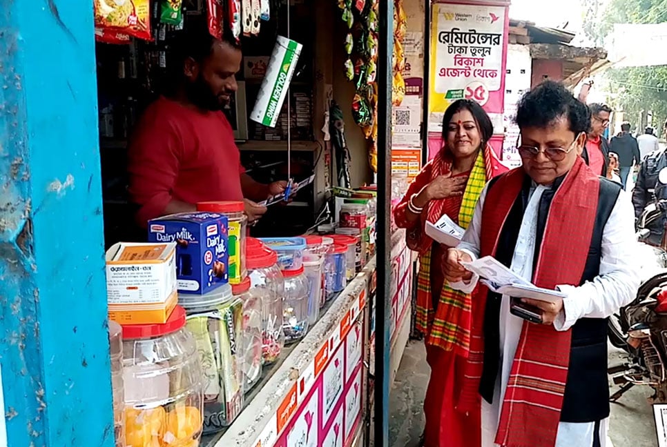 গানে গানে প্রচারণা চালিয়ে ভোটারদের আকৃষ্ট করছেন
বরিশাল-২ আসনের প্রার্থী নকুল কুমার