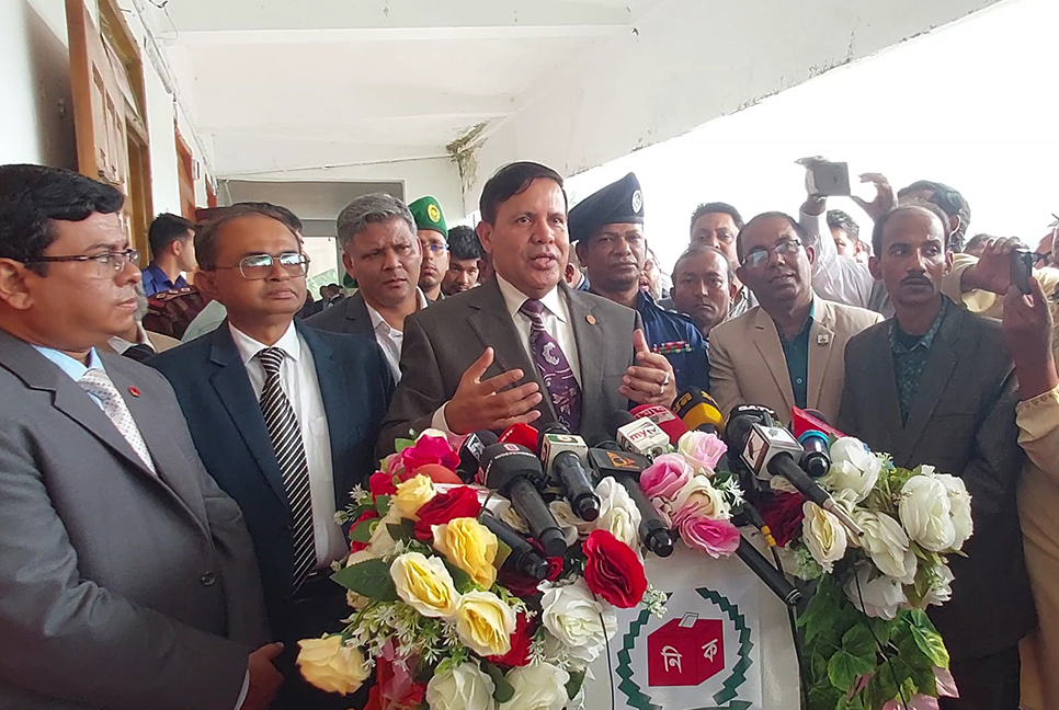জাল ভোটের প্রমাণ পেলে চাকরিচ্যুত করা হবে : ইসি আহসান হাবিব