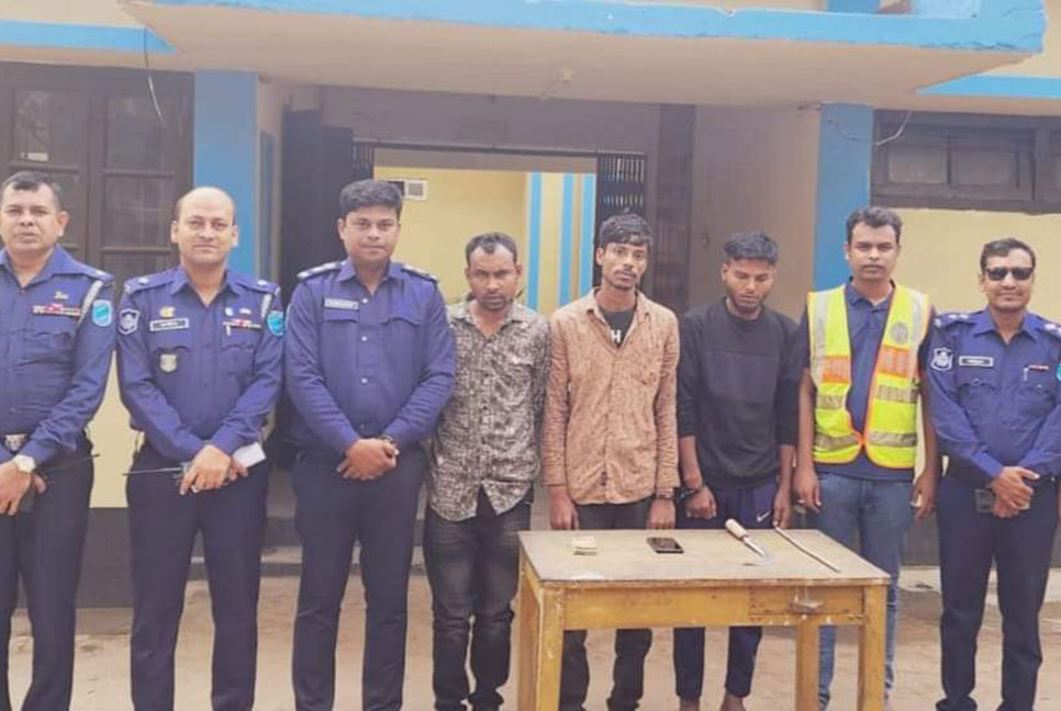 কালীগঞ্জে ৩ ছিনতাইকারী আটক