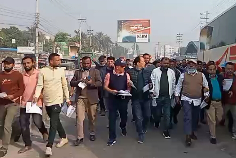 কুমিল্লায় বিএনপির নির্বাচন বর্জনের লিফলেট বিতরণ