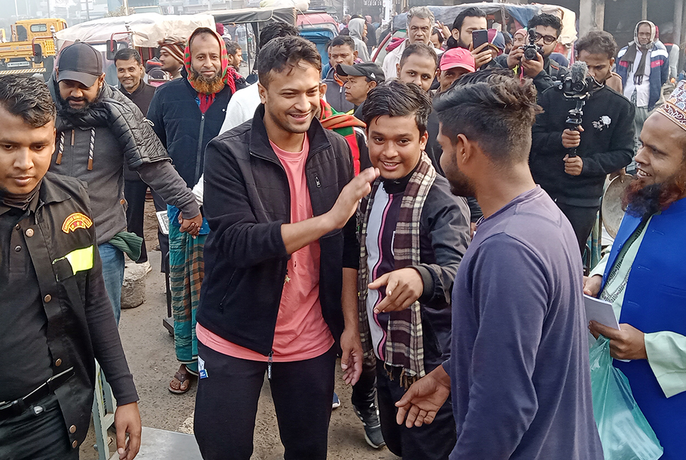 মাগুরায় সবজি বাজারে সাকিবের গণসংযোগ